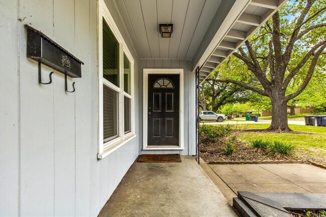 4525 Selkirk Drive, Fort Worth, TX 76109 photo 3