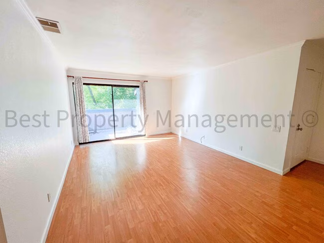 Perfect Shape Warm Springs Condo next to James Leitch Elementary photo 2