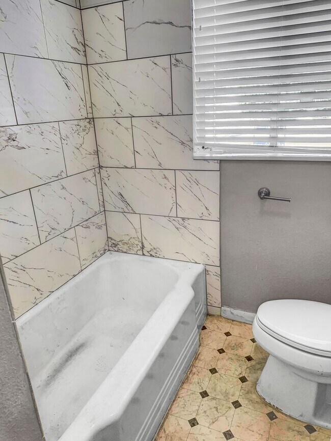 2016 W Olmos Dr San Antonio, TX 78201 photo 2
