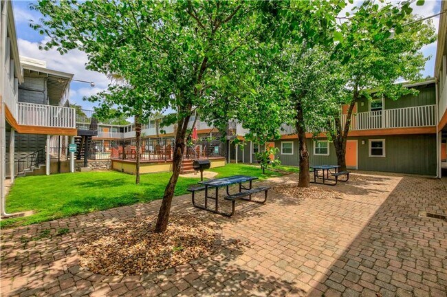2401 Manor Rd Austin, TX 78722 photo 4