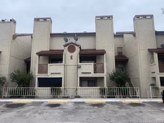 5322 Medical Dr San Antonio, TX 78240 photo 2