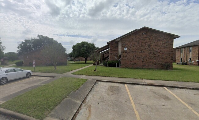 1845 5th St Hempstead, TX 77445 photo 2