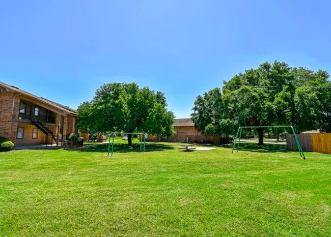 1845 5th St Hempstead, TX 77445 photo 4