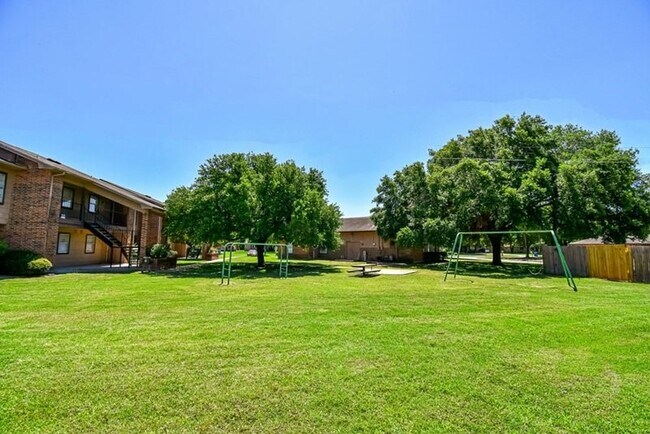 1845 5th St Hempstead, TX 77445 photo 5