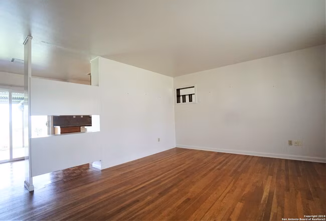 4626 Newcome Dr San Antonio, TX 78229 photo 2