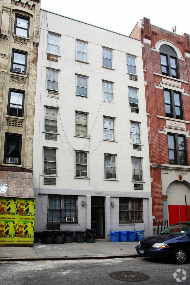 444 W 52nd St New York, NY 10019 photo 4