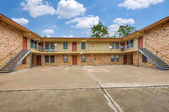 1108 N Elm St Denton, TX 76201 photo 2