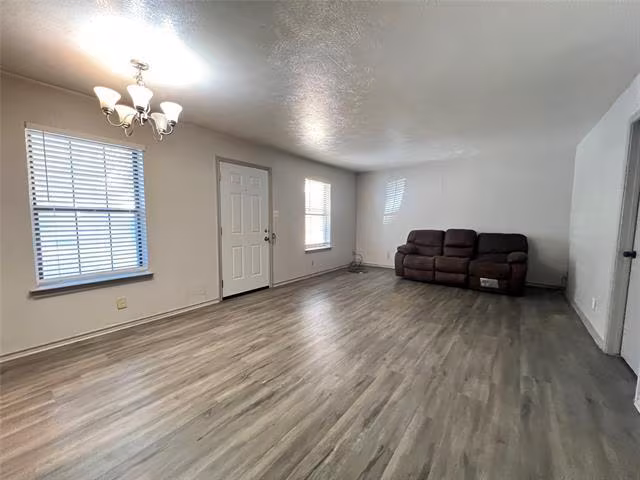1108 N Elm St Denton, TX 76201 photo 3