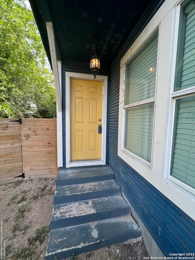 210 Pruitt Ave San Antonio, TX 78204 photo 2