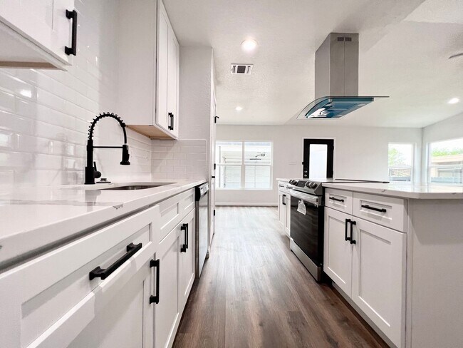 8433 Dixon Ridge Dr San Antonio, TX 78239 photo 4