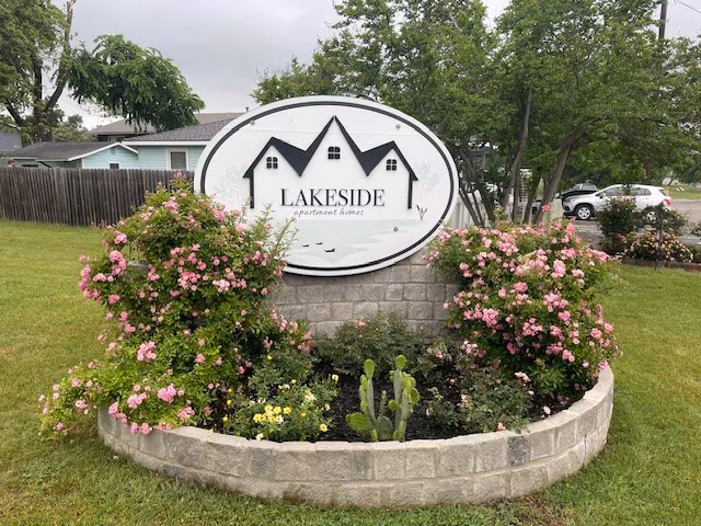 Lakeside Apartments photo 4