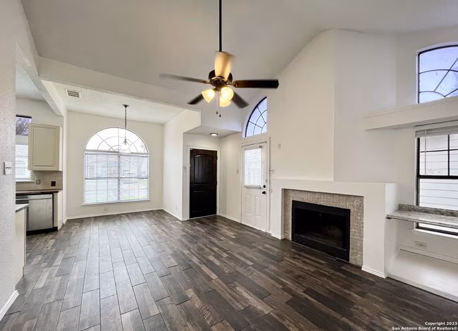 6311 Village Cliff Vlg San Antonio, TX 78250 photo 4