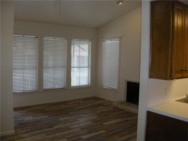 2529 Rio Grande St Austin, TX 78705 photo 3