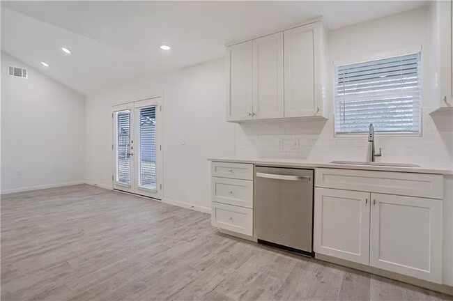 4917 Fort Clark Dr Austin, TX 78745 photo 5