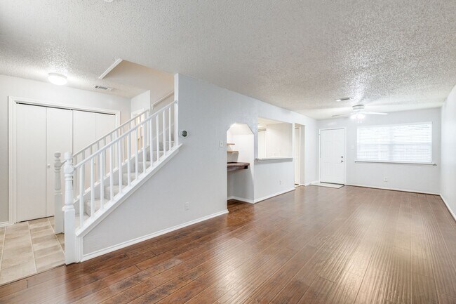 610 Starlinda Ct Arlington, TX 76012 photo 2