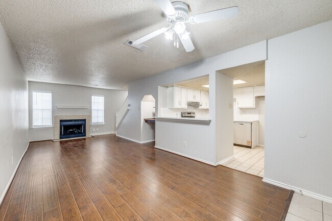 610 Starlinda Ct Arlington, TX 76012 photo 3