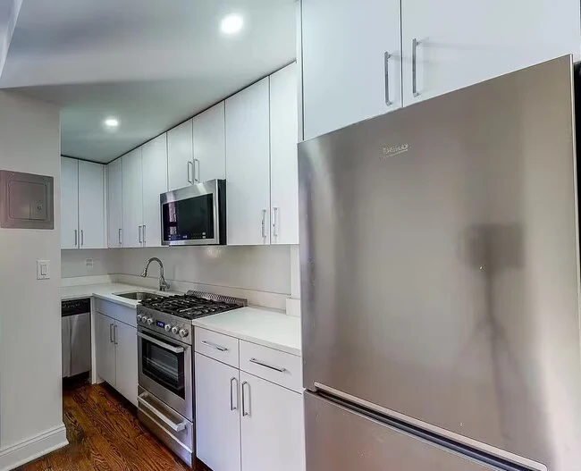 165 E 35th St New York, NY 10016 photo 4