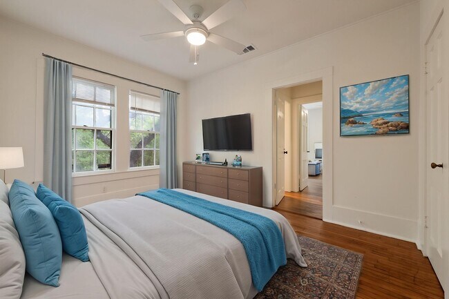 2810 San Pedro St Austin, TX 78705 photo 2
