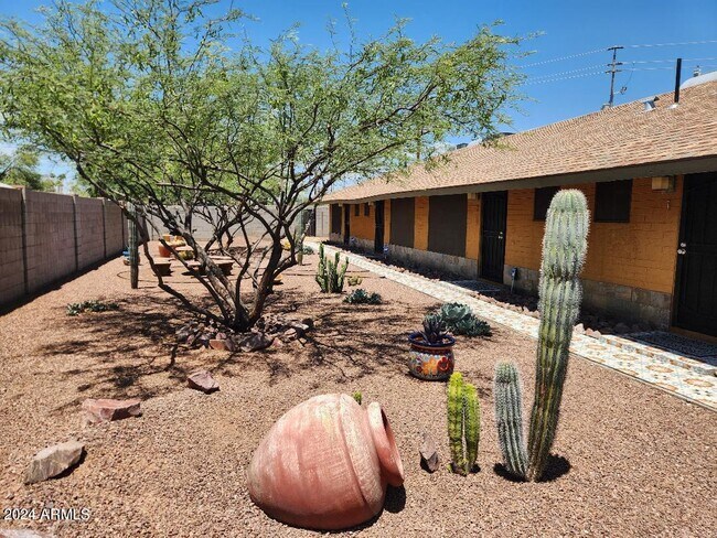 3026 E Brill St Phoenix, AZ 85008 photo 2