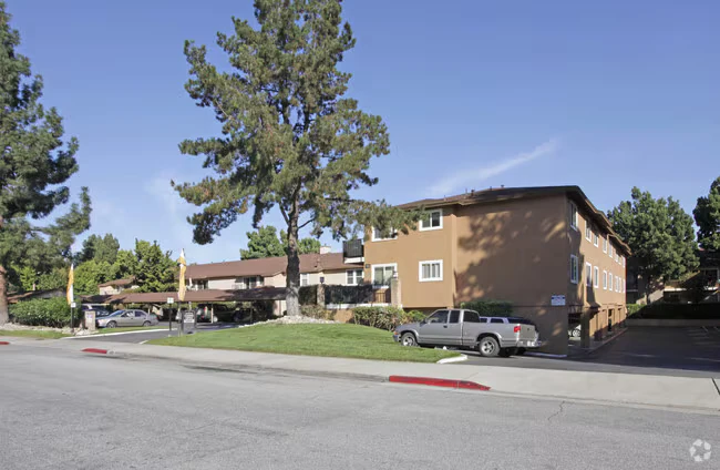 RAINTREE APTS photo 2