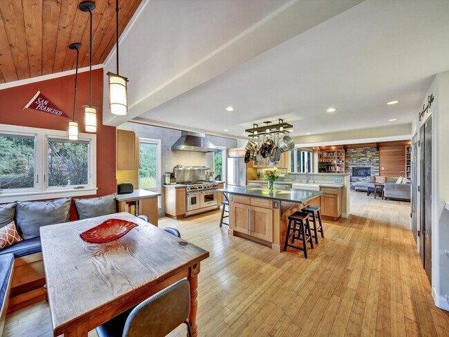 391 Carrera Drive, Mill Valley, CA 94941 photo 2