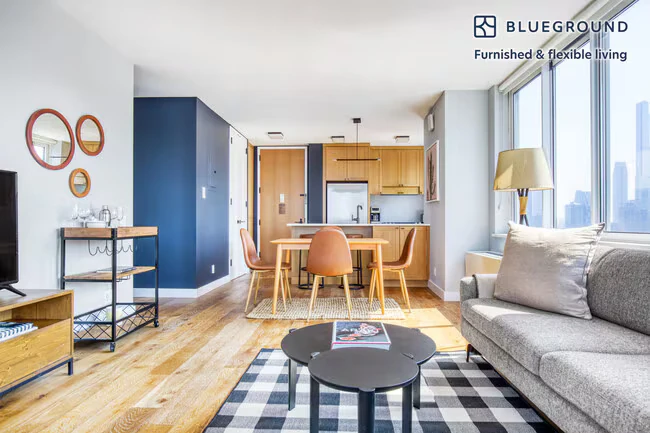 560 W 43rd St New York, NY 10036 photo 5