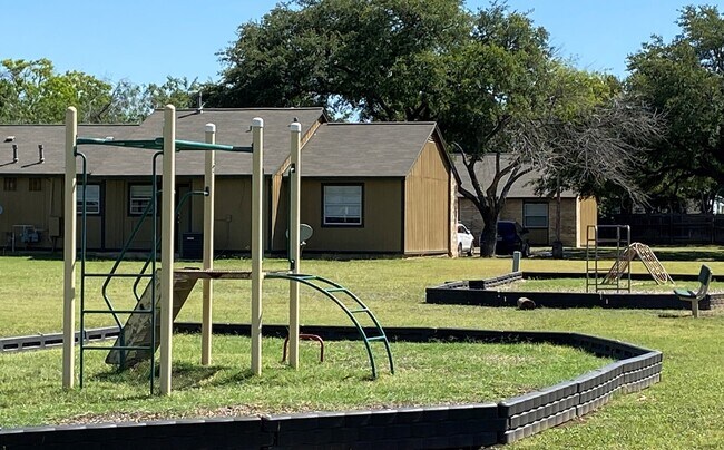 101 Glenbrook Dr E New Braunfels, TX 78130 photo 3