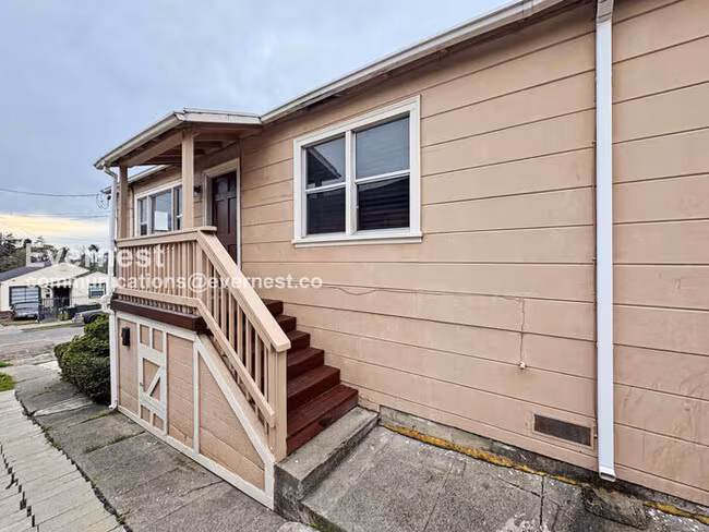 6618 Laird Ave Oakland, CA 94605 photo 2