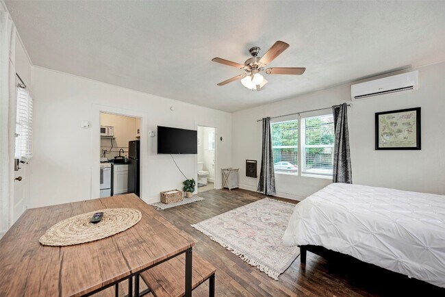 915 W 21st St Austin, TX 78705 photo 3