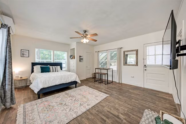 915 W 21st St Austin, TX 78705 photo 2