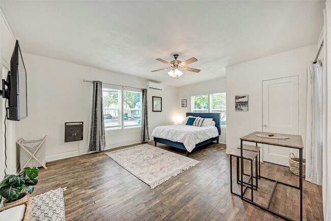 915 W 21st St Austin, TX 78705 photo 4