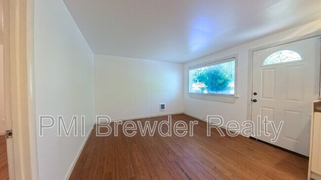 523 Madison St Everett, WA 98203 photo 2