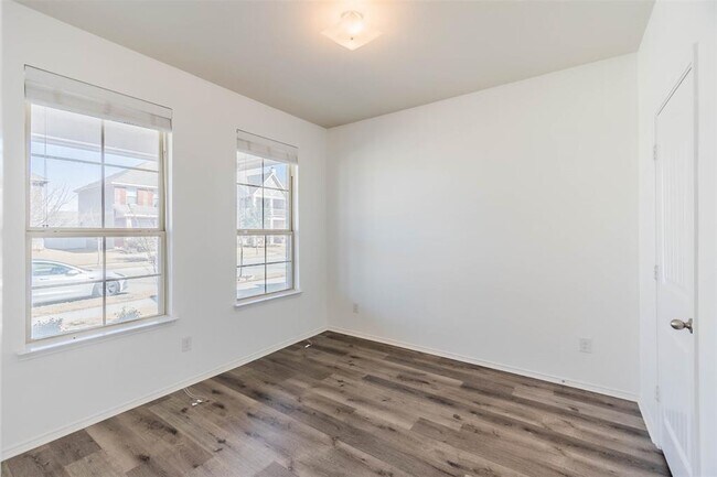 1008 Holly Anne Lane, Aubrey, TX 76227 photo 4