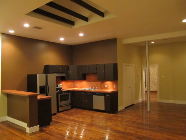319 S Flores St San Antonio, TX 78204 photo 3