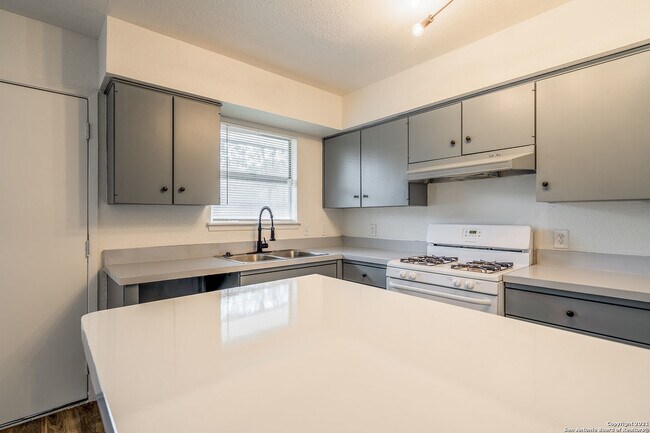 532 Southtrail Dr San Antonio, TX 78216 photo 4