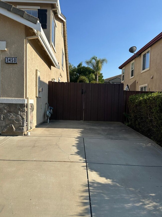 Gorgeous 5 Bedroom 2.5 Bath in gated Discovery Bay community photo 2