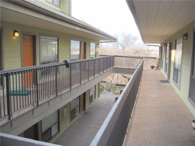 908 Poplar St Austin, TX 78705 photo 2