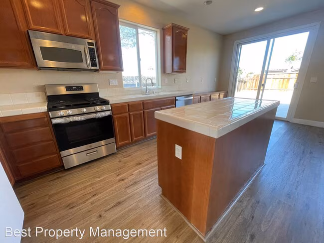 10 Leila Ct photo 3