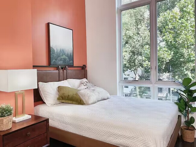 Furnished room/NOT APARTMENT photo 4