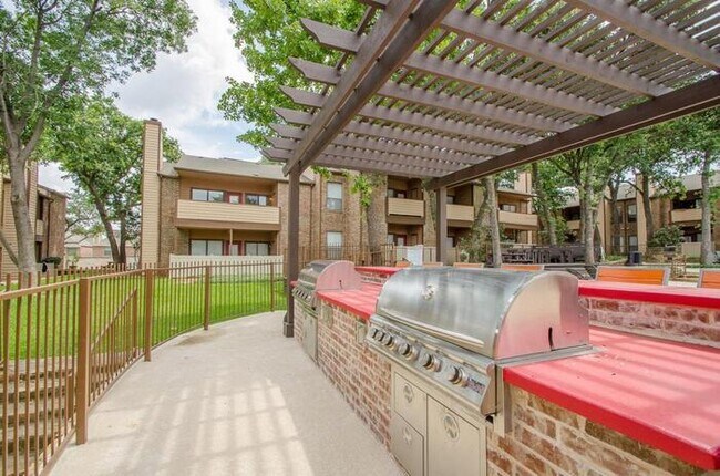 601 Park Blvd Grapevine, TX 76051 photo 3