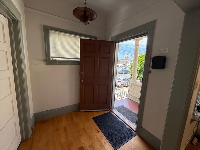1630 8th Ave Oakland, CA 94606 photo 2