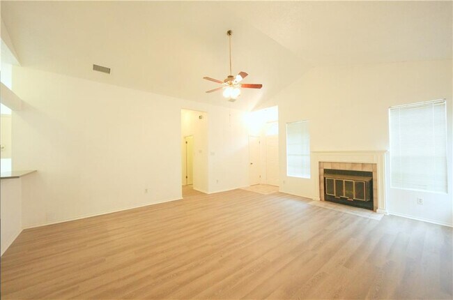 8200 Cahill Dr Austin, TX 78729 photo 4