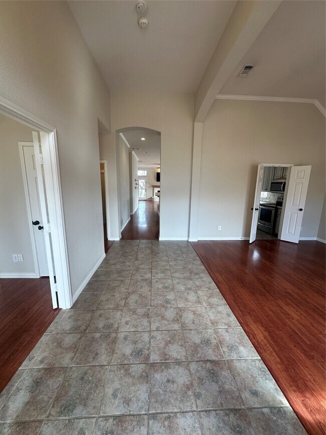 4742 Parkhaven Dr Garland, TX 75043 photo 2