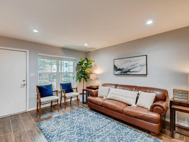 910 Duncan Ln Austin, TX 78705 photo 2