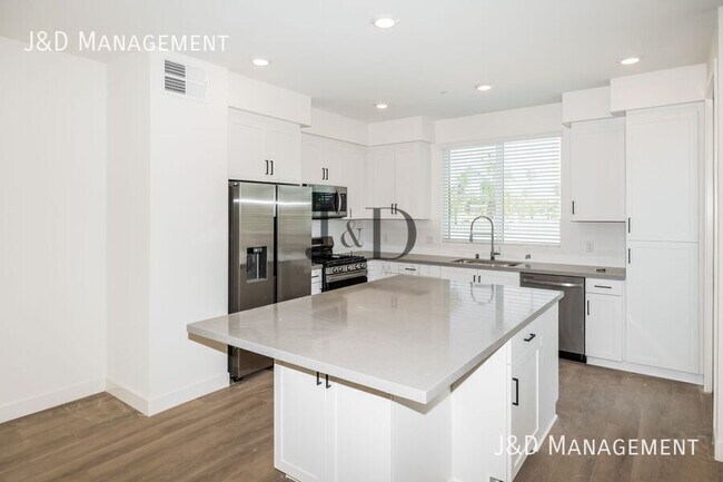 1930 Broadway St Oceanside, CA 92054 photo 2