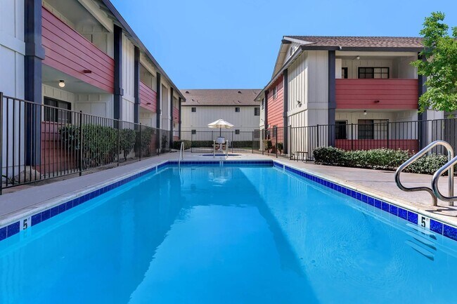 Hollister Creek Apartments photo 4