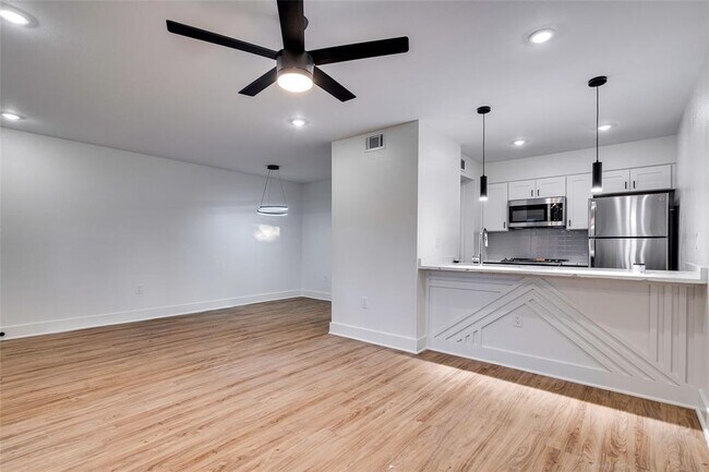 202 E 45th St Austin, TX 78751 photo 3