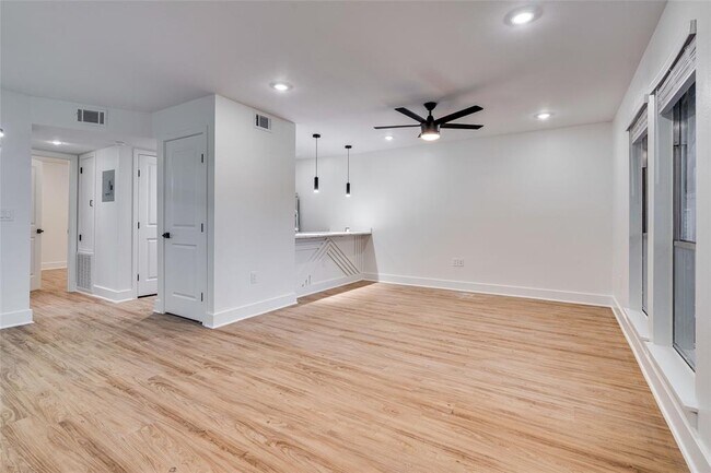 202 E 45th St Austin, TX 78751 photo 2