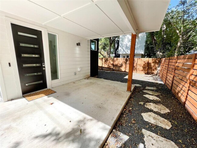 2105 Haskell St Austin, TX 78702 photo 4