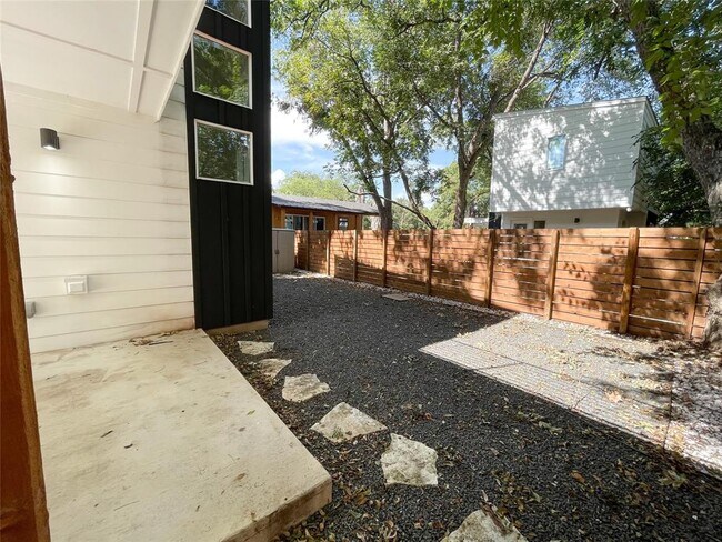 2105 Haskell St Austin, TX 78702 photo 3